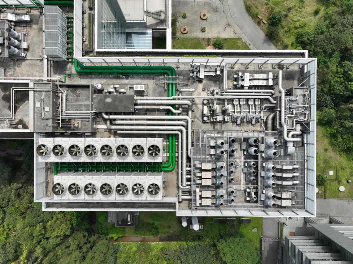 Dach eines Rechenzentrums mit dem gesamten Belüftungs- und Kühlsystem